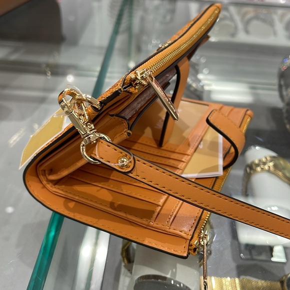 MICHAEL KORS JST LG DOUBLE ZIP WRISTLET WALLET PHONE HOLDER
CIDER
NWT - Picture 15 of 16